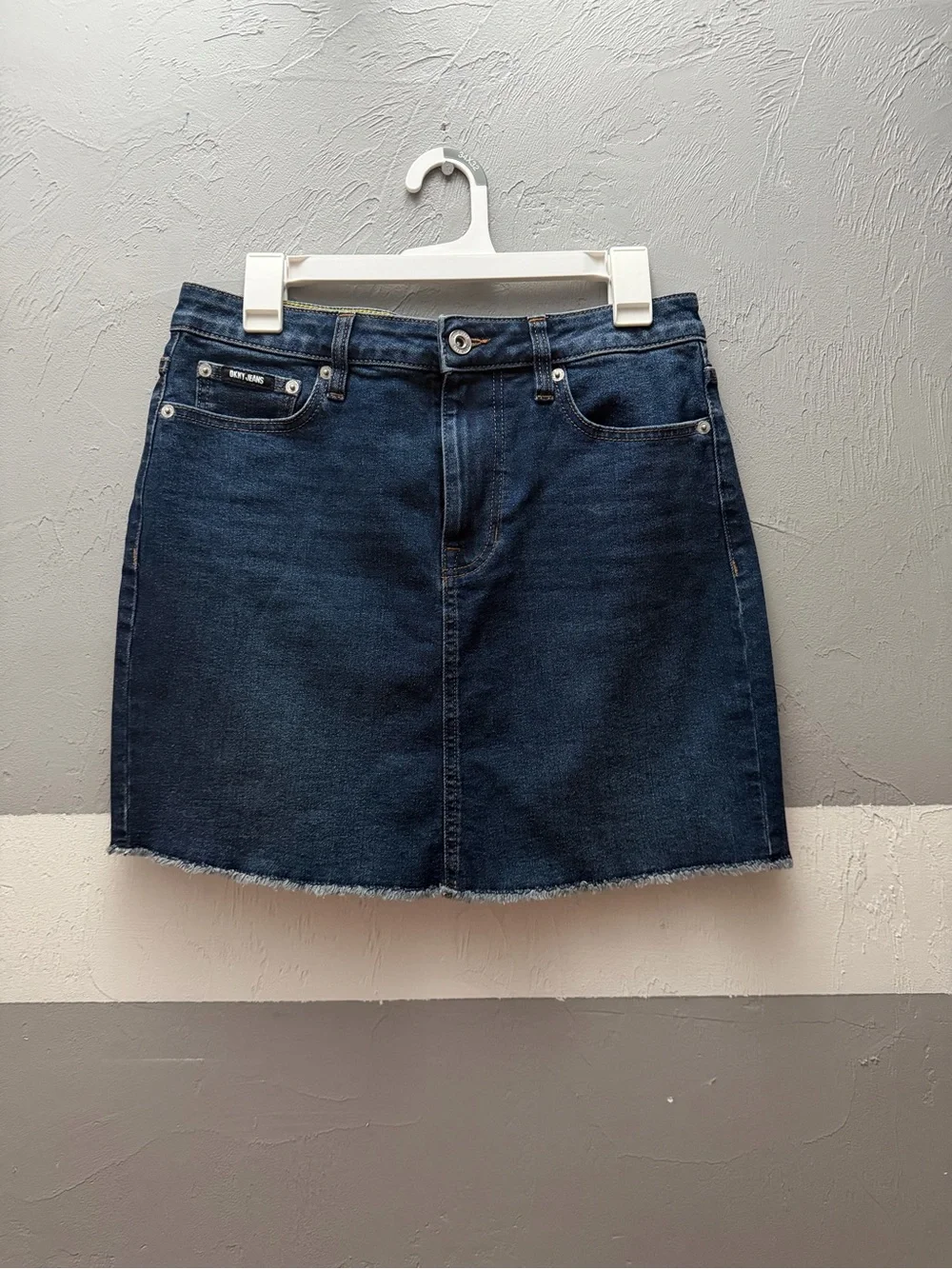 DKNY raw hem stretch denim mini skirt in l dark blue was size 8